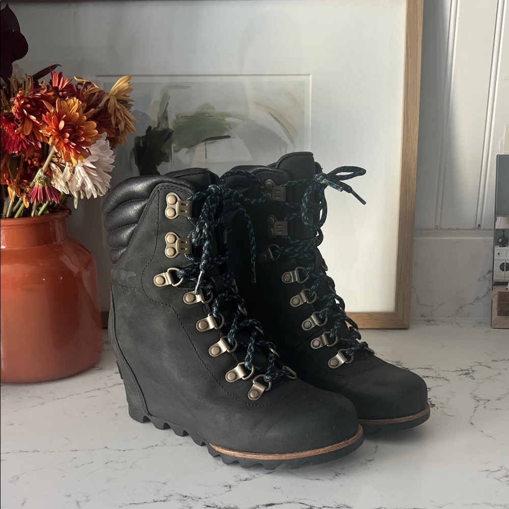 Sorel Black Lace-Up Wedge Boots EUC - Sz 6